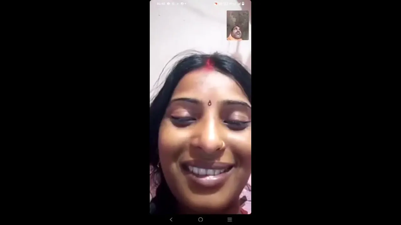 Beautiful bhabhi showing to lover