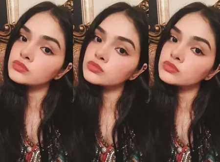 Beautiful Pakistani Girl Farah Fully Nude Showing her Boobs Fingering Shaved Wet Pussy with Killer Expression